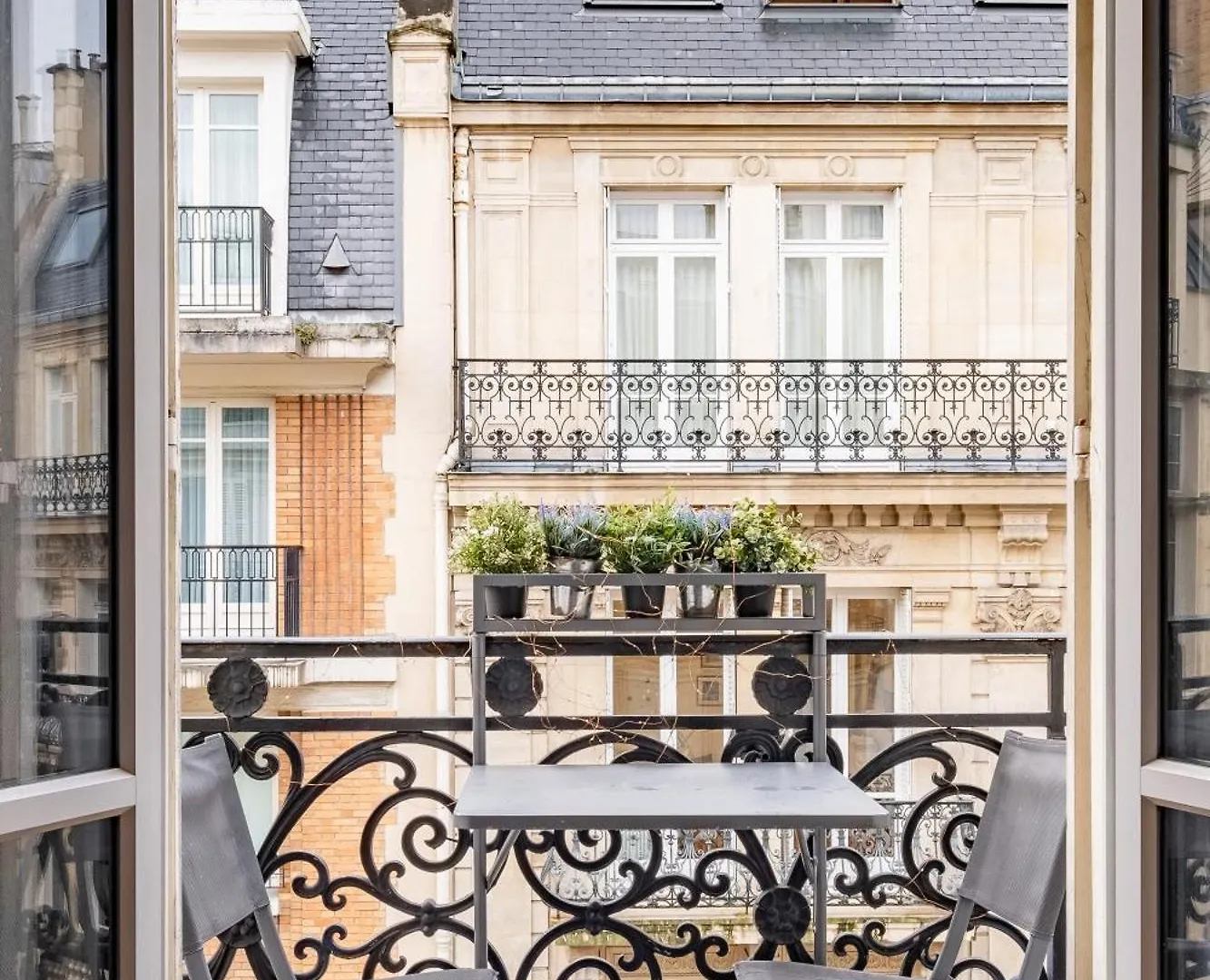 Veeve - The Artist's Paris